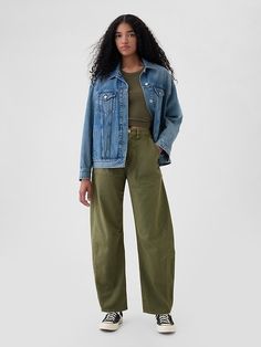 Styling Green Jeans, Green Barrel Pants Outfit, Canvas Pants Women, Barrel Pants Outfit, Green Denim Pants, Barrel Pants, Minimalistic Outfits, Easy Silhouette, Fun Outfits