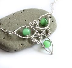 Noeud celtique Triquetra Collier  argent fil enroulé et vert Triquetra Necklace, Celtic Triquetra, Irish Spring, Wire Jewelery, Choker Style Necklace, Celtic Knots, Wire Jewelry Designs, Irish Jewelry, Spring Jewelry