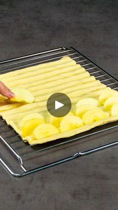 Easy Puff Pastry Desserts, Puff Pastry Cake, Phyllo Recipes, Appetizing Tv, Apple Pastry, Apple Puff Pastry, Puff Pastry Desserts, Baked Fruit, Party Food Platters