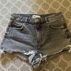 Great Condition, Never Worn Out Short Jeans Cea, Cheap Zara Women's Shorts, Zara High Waist Shorts, Gray High Rise Shorts With Pockets, Zara High Waist Gray Bottoms, Zara Casual Gray Bottoms, Casual Gray Zara Bottoms, Gray High-rise Shorts For Summer, Gray High Rise Shorts For Summer