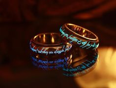 This spinner ring is made of Sterling Silver.Ring not in your size? Send me a message and I will see what I can do!Here is the signification of the Elvish letterings: I TAKE COMFORT IN FRIENDS FOUND ALONG THE PATHLord of The Rings Ring - Inspired.The glow in the dark material used is of a very high quality. Compared to regular sulfide photoluminescent pigments it glows 10 times longer.You have to charge the ring by holding it under the light a few minutes before you wear it in the dark, it will Elvish Ring, Silver Celtic Rings, Friend Rings, Dark Jewelry, Uv Black Light, Precious Rings, Silver Mermaid, Dark Material, Spinner Ring