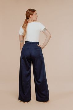 La version Deer&Doe d'un pantalon à plis classique, le pantalon Genêt est doté d'une taille haute, de jambes larges et d'une version short pour que vous puissiez le porter tout au long de l'année. Patron incontournable de la garde-robe, Genêt se marie à merveille avec tous vos hauts préférés ! Il comporte tous les éléments classiques : une braguette zippée, des poches passepoilées simples, des plis, des pinces au dos pour la mise en forme et une ceinture à passants.   La version A est un pantalo Sewing Trousers, Tops Traditional, Deer And Doe, Deer Doe, Trousers Details, Pleated Trousers, Pantalon Large, Wide Legs, Patterned Shorts