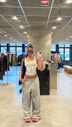 Look Kylie Jenner, Sweatpants Outfits, Baggy Sweatpants, Skandinavian Fashion, Sweatpants Outfit, Tomboy Outfits