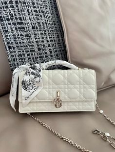 White Bag Outfit, Tas Celine, Dior Chain, Dior Mini Bag, Luxurious Bags