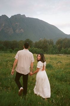 Fall Engagement Photos in the MountainsCouples Pose IdeasPNW PhotographerAdventure awaitsas the golden light of the setting sun provides the perfect backdrop for beautifully intimateone-of-a-kind engagement photosSee golden hour fall couple photosgolden hour couple dancingoutdoor couple activities and mountain engagement ideasBook Brooke for your playfuladventurous couples shoot at brookenalani.com. Outdoor Engagement Pictures, Couple Photoshoot Outfits, Picnic Engagement Photos, Mountain Photoshoot, Fall Photo Shoot Outfits, Fall Couple, Couples Pose, Picnic Engagement, Engagement Picture Outfits