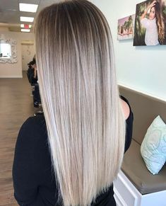 Champagne Is the Latest Color Hair We're Crazy For Champagne Hair Color, Blonde Hair Colour Shades, Champagne Blonde Hair, Champagne Hair, Best Ombre Hair, Blond Balayage, Champagne Blonde, Hair Color Shades, Blonde Hair Looks