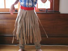 Need a last minute costume for Halloween? Here's an easy DIY Hula Skirt you can make from a brown paper bag (it doesn't get much easier than that!). We just love no-sew costume options, so dress-up your child in this cute skirt on All Hallow's Eve! Supplies: scissors brown paper grocery bag tape brightly-colored robbon … Diy Hula Skirt, Luau Crafts, Sew Costume, Western Classroom, Kid Costumes, Paper Bag Skirt, Newspaper Dress, Monster Costume, Last Minute Costume