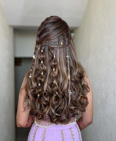 Reception Open Hairstyles Indian, Reception Hairstyles For Bride, Hair Do Wedding, Elegant Straight Hairstyles, Haldi Look For Bride, Haldi Look