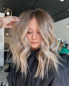 Less Maintenance Blonde, Fall Blonde Low Maintenance, Easy Maintenance Blonde, Blonde Hair Babylights, Fair Skin Blonde Hair, Lauren Lane Hair, Short Natural Blonde Hair, Neutral Blonde Hair Shadow Root, Easy Maintenance Bronde