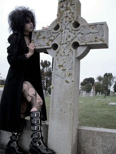 Trad Goth Aesthetic, Trad Goth Outfits, Goth Outfit Inspo, Types Of Goth, Traditional Goth, Goth Outfit Ideas, 80s Goth, Goth Subculture, Goth Look