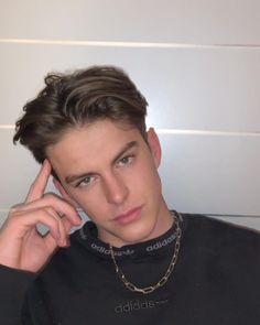 Middle Part With Undercut, Curtain Fringe Men, Fringe Haircuts, Hairstyle Man, Hairstyles For Boys, 90s Hairstyles Men, Haircut Boys, Hairstyles Mens