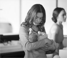 a woman holding a baby in her arms with the caption'a todos los nios en clyas manos de la fuero '