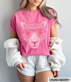 Our retro style graphic tee features a hot pink leopard with sunglasses design. This trendy and aesthetic graphic crewneck gives off perfect Summer vibes. ✩ ✩ 𝗞𝗶𝗱𝘀 𝗖𝗼𝗺𝗳𝗼𝗿𝘁 𝗖𝗼𝗹𝗼𝗿𝘀 𝗧𝗲𝗲: https://starrieapparel.etsy.com/listing/1739105300 ✩ 𝗔𝗱𝘂𝗹𝘁 𝗖𝗼𝗺𝗳𝗼𝗿𝘁 𝗖𝗼𝗹𝗼𝗿𝘀 𝗧𝗲𝗲: https://starrieapparel.etsy.com/listing/1729335814 Hot Pink Leopard Shirt, Trendy Summer Graphic Tee, Cheetah T-shirt, Vacation Tshirt, Comfort Colors Plus Size Animal Print Tee Birthday Gift SIZE Casual Leopard Print Crew Neck T-shirt, Leopard Print Top With Letter Print For Summer, Trendy Leopard Print T-shirt For Spring, Summer Leopard Print Graphic T-shirt, Leopard Print Graphic T-shirt For Summer, Trendy Leopard Print Cotton Tops, Cotton Leopard Print T-shirt For Summer, Trendy Cotton T-shirt In Leopard Print, Summer Leopard Print Tops With Graphic Print