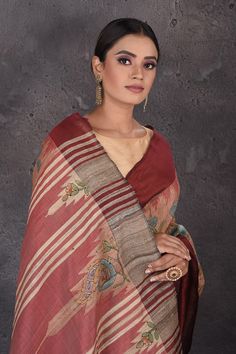 Flaunt ethnic look on festive occasions in this elegant dusy pink hand painted Kalamkari Gicha silk saree. The saree has a contrasting maroon border. It comes with a matching blouse piece. Shop silk arees in USA from Pure Elegance. Disclaimer: The shown stitched blouse on the model is for display purpose only. The saree comes with a matching blouse piece and finished with fall and piko. Latest Designer Sarees, Party Sarees, Fashion Journals, Pure Elegance, Ethnic Looks, Indian Saree, Traditional Fabric, Silk Sarees Online, Georgette Sarees