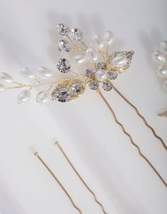 Whether you are heading to a wedding or just wanting to look glamorous for a party, this hair accessory is the perfect way to complete your event ensemble! This pack has three gold tone hair pins with flower centrepieces, gold tone wires branch out decorated with leaves, pearls and round cut crystals. Style into an evening hairstyle and secure with hairspray before sliding these gems into place to make you feel gorgeous all night long.

Material: Gold-toned, faux pearls & crys