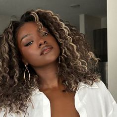 savannah perkins on Instagram: "🤍🤍🤍" Savannah Perkins, Money Piece Curly Hair, Hair Money Piece, Colour Trend, Money Piece, Trend 2024, Brown To Blonde, Women Art, Hairstyles Ideas