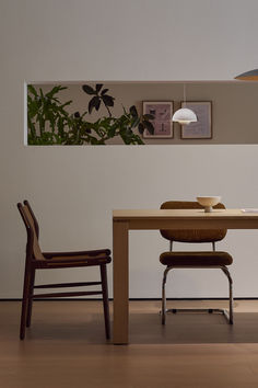 Enjoy a delicious dinner with your family at the Gala Dining Table！

#gradodesign #GalaDiningTable #livingroom #livingroomdecor #DiningTable #table #modertable Wooden Dining Table, Expandable Dining Table, Wooden Dining Tables, Delicious Dinner, O Design, Dinner Table, Yummy Dinners, Table Furniture, Living Room Decor