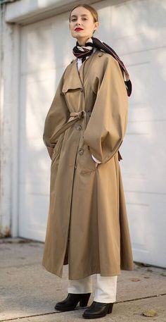 Mantel Outfit, Minimalist Moda, Fashion Vest, Beige Outfit, Coat Outfit, Blue Forest, Looks Street Style, Looks Black