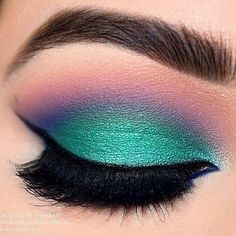 Peacock Eye Makeup, Turquoise Makeup, Maquillage Yeux Cut Crease, Make Up Designs, Wedding Eyes, Dramatic Eye Makeup, Make Up Inspiration, Rainbow Makeup