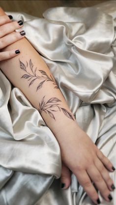 Tatuagem antebraço bracelete de folhas Hibiscus Vine Tattoo, Vine Tattoos Forearm, Beautiful Flower Tattoos, Arm Band Tattoo, Hummingbird Tattoo