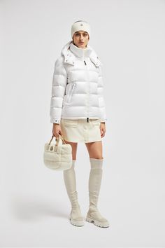 The Maire is an iconic Moncler womenswear piece. This down jacket features comfortable lines and is crafted in resistant nylon laqué. The short puffer jacket showcases a timeless design with a detachable hood and high-performance elements that guarantee comfort and warmth. Outfits Beige, Moncler Jacket Women, Short Puffer Jacket, Personalized Jacket, Vests For Women, Bubble Coat, Model Magazine, Winter Model, Moncler Women