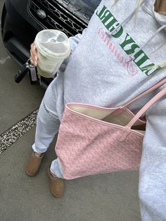 Colorful Preppy Aesthetic, Coconut Girl Outfits Winter, Pink Goyard, Goyard Tote Outfit, Goyard Tote Bag, Snow Pics, Snow Outfits, Tote Bag Outfit, Fur Outfit