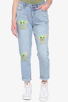 Take Grogu with you everywhere you go with these mom jeans. They feature printed chibi graphics of the Child on the front, and a printed frog on the back pocket. High rise, tapered leg and five-pocket construction. Fairytale Fashion, Disney Inspired Outfits, Disney Life, Inspired Outfits, Disney Outfits, Life Inspiration, Disney Inspired, Disney Magic