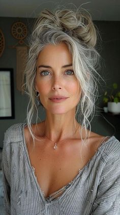 This article presents a selection of 32 beautiful and simple long hairstyles for women – every look is designed to elevate your everyday appearance Gorgeous Gray Hair, Grey Hair Inspiration, Beautiful Gray Hair, Long Gray Hair, Great Hair, Short Hairstyles For Women, Silver Hair, Hairstyles For Women, Hair Dos