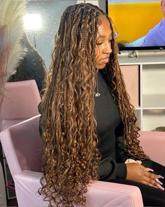 Brunette Box Braids, Dark Brown Bohemian Braids, Cinnamon Braids For Black Women, Brown And Honey Blonde Goddess Braids, Colour 4 And 30 Box Braids, Boho Braids Color 30, Color 8 Braids, Boho Braids Highlights, Black And Brown Boho Knotless Braids