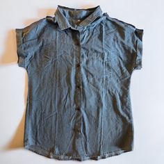 Short-Sleeved Chambray Top Size Small (Fits More Like M/L) Ptp: 21” (Buttoned) New Condition, Never Worn. Casual Gray Cotton Blouse, Fitted Gray Tops With Pockets, Gray Fitted Tops With Pockets, Trendy Gray Button-up Top, Casual Gray Button-up Blouse, Gray Short Sleeve Cotton Blouse, Gray Cotton Short Sleeve Blouse, Casual Gray Blouse For Day Out, Casual Gray Workwear Blouse