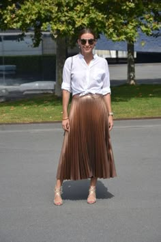 Metallic Skirts, Midi Pleated Skirt, Fashion Mumblr, Simple Clothes, Pleated Fashion, Pleated Skirt Outfit, Metallic Pleated Skirt