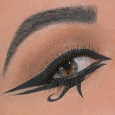 Egyptian Style Eye Makeup, Egyptian Style Eyeliner, Modern Day Cleopatra, Eye Makeup Egyptian, Egyptian Makeup Look Easy, Ancient Egypt Eyeliner, Queen Of Nile Makeup, Diy Cleopatra Makeup, Traditional Egyptian Makeup