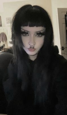 Trad Goth Female, Simple Goth Makeup For School, Nu Metal Makeup, Alternative Makeup Grunge, Goth Makeup Aesthetic, Simple Goth Makeup, Subtle Goth Makeup, Black Hair Goth, Casual Goth Makeup