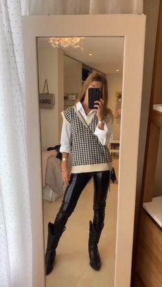 Cowboy Boots Office Outfit, Beige Cowboy Boots Outfit, Cowboy Boots Winter Outfit, Styling Cowboy Boots Women, Cozy Rainy Day Outfit, Black Vest Outfit, Rainy Day Outfit Ideas, Rainy Day Outfits, Western Boots Outfit