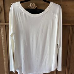 So Soft! Never Worn Cabi Center Sweatshirt. Cutout And Elastic Detail At The Back. White Stretch Long Sleeve Top For Everyday, Casual White Stretch Blouse, White Everyday Crew Neck Long Sleeve Top, Basic White Long Sleeve Crew Neck Top, White Crew Neck Blouse For Fall, Basic White Long Sleeve Tops, White Crew Neck Long Sleeve Top For Layering, Basic White Cotton Long Sleeve Top, Casual White Long Sleeve Loungewear Top