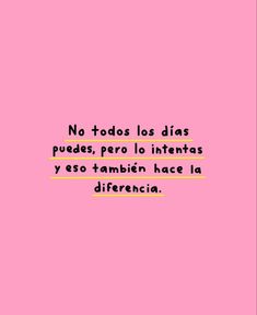 a pink background with the words'no todos los dias puedes, pero lo intentas y eso tambien