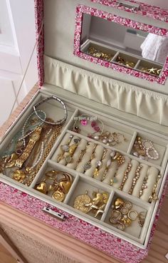 Jewelry Organizer Vintage, Vision Board Jewelry, Jewelry Organization Aesthetic, Jewellery Box Aesthetic, Jewelry Organizer Aesthetic, Jewelry Box Aesthetic, Jewellery Organization, Organized Jewelry, Jewellery Organisation