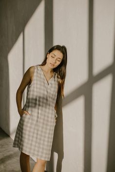 V- neck linen checkered dress with pockets This semi-formal linen dress is easy to wear - you can adjust tightening on the left side. This garment is true to size, and we recommend choosing the size you usually wear. It may well be the easiest dress ever. #wrapdress #linendress #summerlinendress #womenlinendress #officestyle #sleevelessdress Formal Linen Dress, Spring Outfit Women, Plus Size Linen Dress, Linen Dresses For Women, Red Linen Dress, Linen Slip Dress, Plus Size Linen, Linen Wrap Dress, Dress Kimono