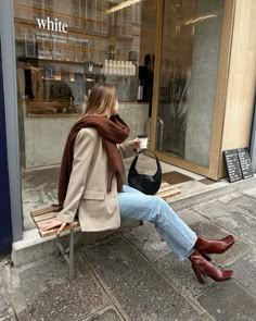 Mode Style Anglais, Brown Boots Outfit, Paris Mode, Elegante Casual, Outfit Jeans, Autumn Outfit