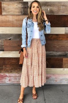 outfit with peach colored spring skirt, sandals, white top, and light denim jacket Mode Country, Ivy Costume, Look Boho Chic, Modest Outfit Ideas, Long Skirt Outfits, Flamboyant Natural, Cute Modest Outfits, Summer Work Outfits, Mode Casual