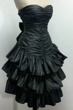 Halloween Ball Dress, Goth Prom Dress Short, Grunge Quinceanera Dresses, Goth Dress Formal Short, Emo Sweet 16, Goth Hoco Dress, Masquerade Homecoming Dress, Emo Dress Outfit, Fancy Dresses Short Classy