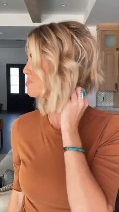 Shoulder Length Hair With Layers Choppy Medium Hairstyles Straight, Bob Stacked Haircut, Choppy Bob Medium, Different Bob Haircut, Short Bob Styling, Short Bob Hairstyles For Thick Hair, Short Choppy Bob For Fine Hair, Cool Bob Haircut, Long Pixie Bob Haircut