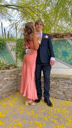 Prom Date Dresses, Prom Dresses With Date, Formal Date Pictures, Homecoming Date Poses, Prom Pictures With Boyfriend, Purple Hoco Couple, Cute Prom Photos, Pink Hoco Couple, Candid Prom Pictures