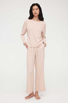 These Cotton Cozy Lounge Pants are an understated sleep style with a loose fit that make them extra comfy to toss, turn, and snooze in. Tailored in a luxuriously soft blend of cotton and TENCEL™ Modal. Details Materials & Care Shipping & Returns • Features an elastic waistband, pockets, cropped legs that fall just above the ankle, and a relaxed yet feminine fit. • Complete the set: this top pairs perfectly with our Cotton Cozy Long Sleeve Shirt. Size M is 37.0" in length.• Made from a premium bl Silk Lounge Pants, Mock Neck Tank Top, Everyday Jacket, Cold Weather Outfit, Fleece Pajama Pants, Backless Long Dress, Split Hem Dress, Cozy Lounge, Asymmetrical Sweater