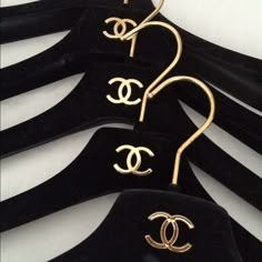 Chanel Hangers, Stile Blair Waldorf, Mode Chanel, Chanel Couture, Luxury Marketing, Replica Designer Handbags, Chanel Purse, Designer Replica