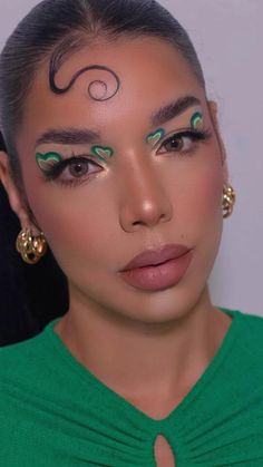 Abstract Eye Makeup, Art Makeup Looks, Green Graphic Liner, Colourful Makeup Looks, Artistic Makeup Ideas, Trippy Makeup, Edc Makeup, Gay Makeup, San Junipero