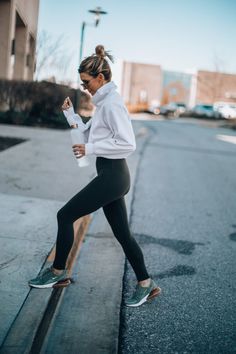 Wellness Wednesday: 5 Daily Habits that Keep me Fit Minimalist Workout Outfit, Wednesday Fits, Sara Grace, Stylish Gym Outfits, Women Closet, Affordable Leggings, Exercise Clothes, Face Style