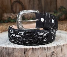 -Silver etched buckle -Floral embroidery  -Genuine leather Western Silver Embroidered Belt, Leather Belts Western, Duncan The Tall, Cowgirl Belt, Belts Western, Cowgirl Belts, Hand Of The King, Cowgirl Cowboy, Western Cowgirls