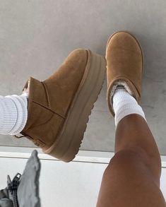 UGG ULTRA MINI PLATFORM CHESTNUT/ SAND/ BLACK www.valtikka.co . . . #valtikka #ugg #uggboots #coolboots #seasonboots #uggseason #ultramini Ugg Platform Boots, Ugg Mini Boots Outfit, Uggs Brown, Neutral Outfit Aesthetic, Platform Ugg, Ugg Platform, Winter Uggs, Boots Uggs, Effortless Aesthetic