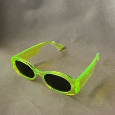 Neon Green Y2k Sunglasses With Black Lenses. New With Tags. Neon Yellow Fashion, Trendy Green Glass Sunglasses, Neon Green And Black Outfit, Neon Green Accessories, Neon Green Y2k, Neon Green Sunglasses, Martini Outfit, Bratz Summer, Neon Green Hair